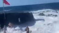 Nueva imprudencia en la costa de Tenerife: el fuerte oleaje arrastra a varios bañistas que 'pasaron' de la bandera roja