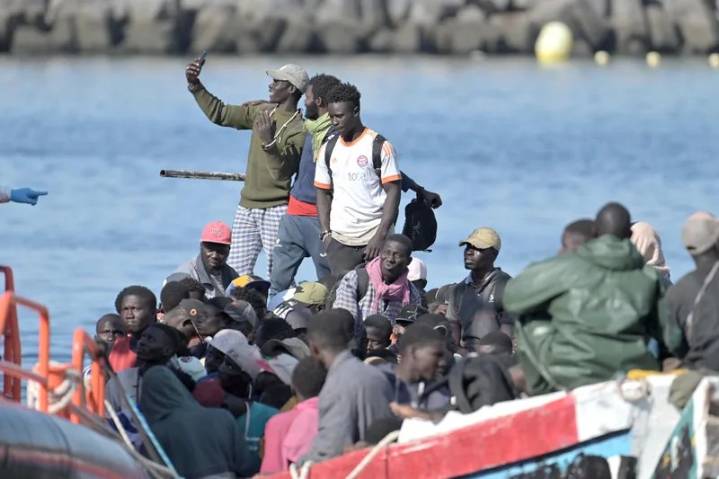 España rescata a más de 200 personas en una embarcación cercana a El Hierro