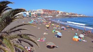 El origen del mal olor y el agua aceitosa de Melenara podría estar en un vertido en el muelle o una filtración en el emisario submarino