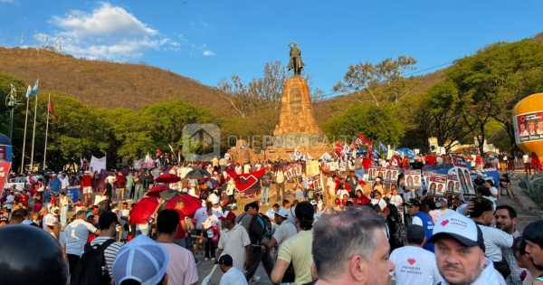 Primero los Salteños cierra su campaña en un multitudinario acto en el Monumento a Güemes