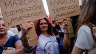 Los manifestantes en València hacen sonar la alarma a las 20:11, hora en la que sonó durante la DANA