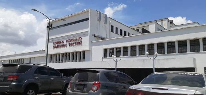 Mujer no fue atendida en hospital de Ciudad Bolívar y tuvo que parir en las escaleras del edificio (VIDEO)