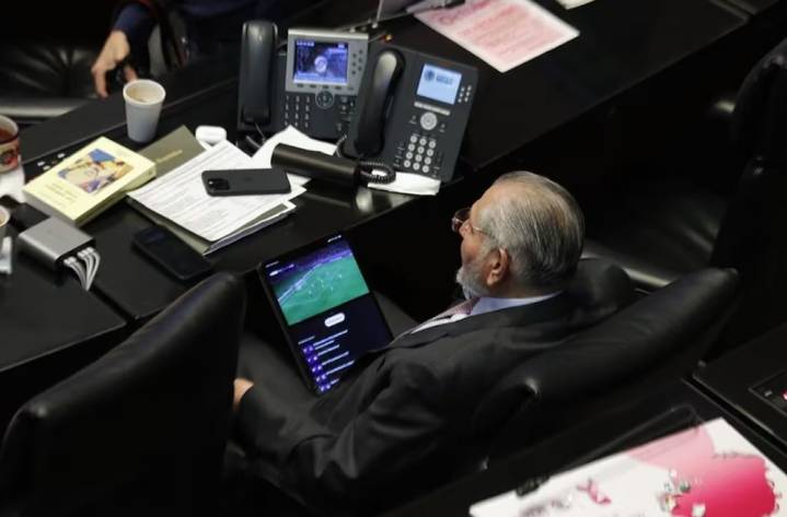 "Cachan" a Adán Augusto viendo el fútbol durante una comparecencia oficial