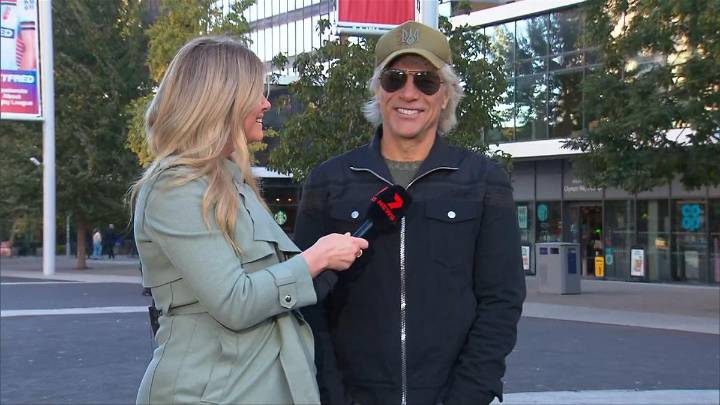 Bon Jovi drops in on 7NEWS reporter Jelisa Apps’ Kangaroos live cross in London