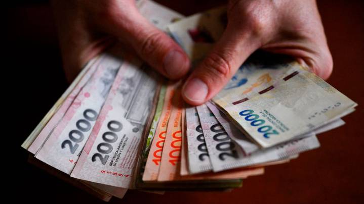 El poder adquisitivo del salario mínimo cayó 32% en la era Milei según la UBA