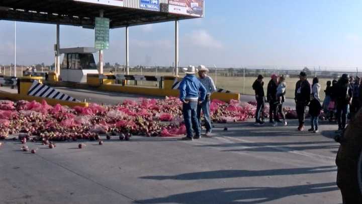 Campesinos Bloquean y Arrojan Cebollas a la Caseta de Calera en Zacatecas