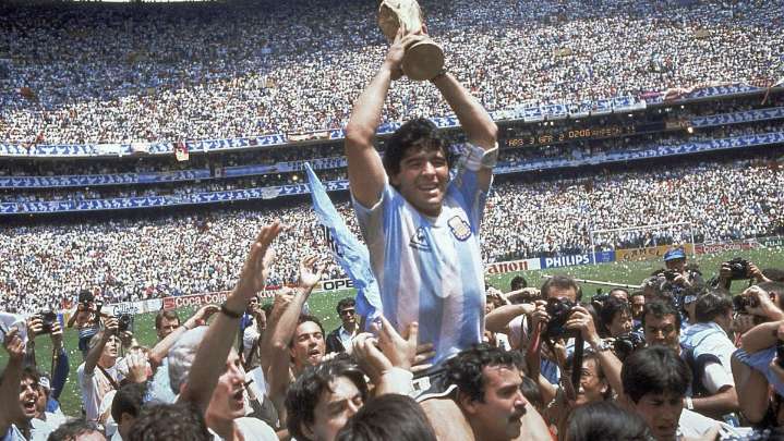 Murió el fan que cargó en sus hombros a Maradona tras ganar el Mundial de México 1986