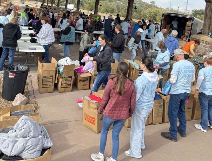 "Dando generosamente": Iglesia recolecta alrededor de 1.500 abrigos para donar a niños para el invierno