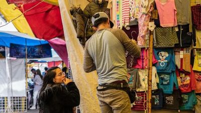 Cada vez se necesitan más horas de trabajo para subsistir al Gobierno de Milei