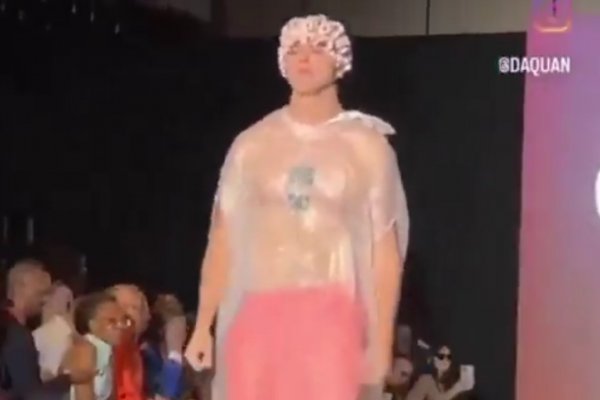 Un genio: se puso una bolsa de basura, se metió en un desfile de moda y pasó desapercibido