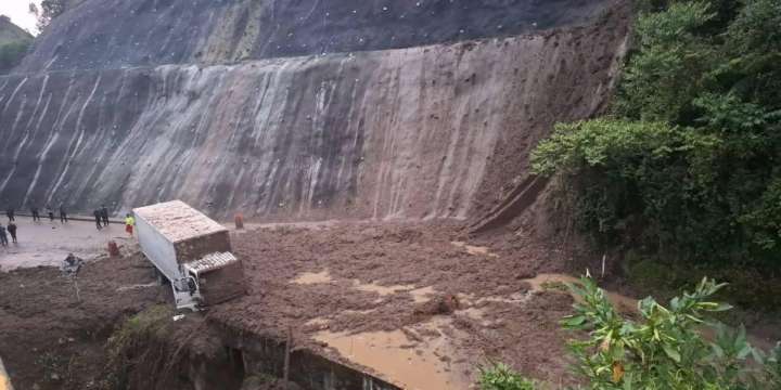 Derrumbe obligó a cerrar la vía Ibagué–La Línea: ya hay paso