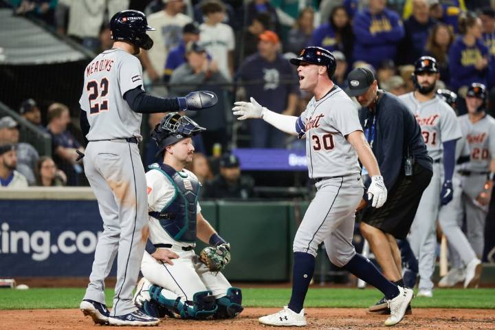 Deadspin | Tigers edge Mariners in 11-inning Game 1 thriller