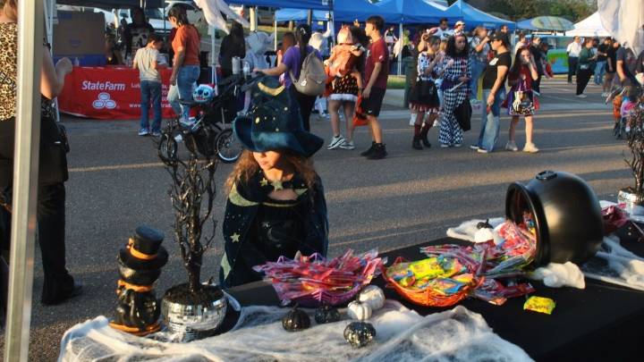 Celebran evento de Halloween en Laredo; familias acuden para el tradicional 'dulce o travesura'