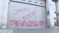 Vandalizan la casa de Ábalos en Valencia llamándolo "corrupto" y "putero"