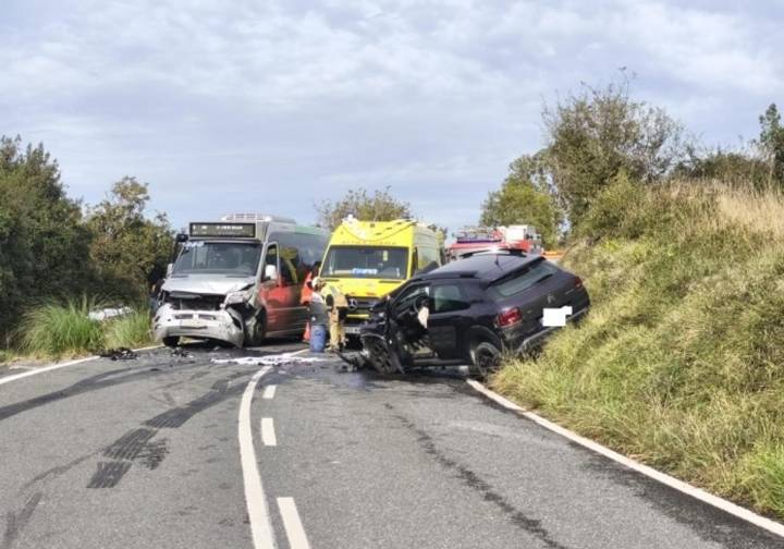 Dos heridos graves y seis leves en un choque frontal entre un coche y un autobús en Castro Urdiales