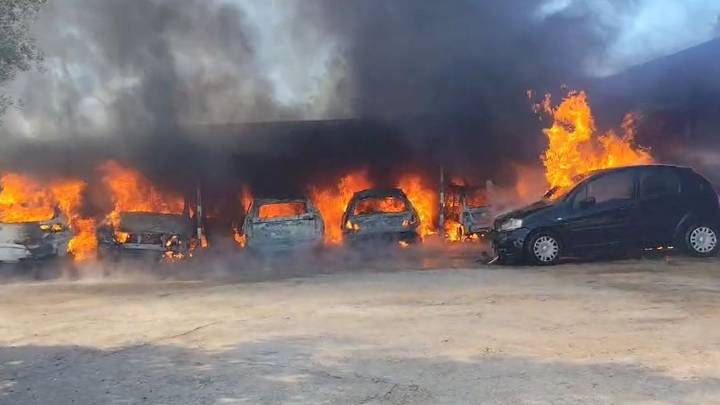Arden varios coches en un taller de Churra