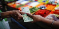 Una familia tipo argentina debe ganar $1.176.852 por mes para no ser pobre