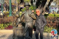 José María Napoleón visita por primera vez Disneyland