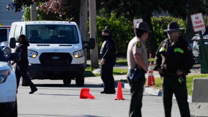 Camouflaging cars and swapping license plates: How agents make immigration arrests