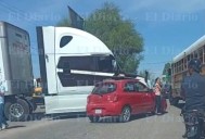 Choque entre tráiler y automóvil deja solo daños materiales en el sur de la ciudad