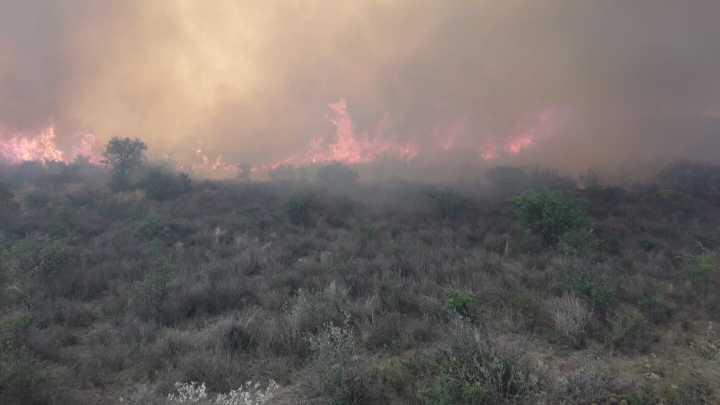 Bomberos combaten incendios en Guasapampa y La Población