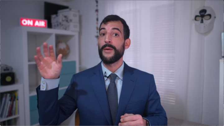 El Banquero del Pueblo, experto en economía: "Una persona que está en paro y cada mes ingresa 900 euros en efectivo puede ser detectada por el banco y señalada a Hacienda o al Banco de España"