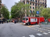 Arde un autobús turístico en la Diagonal de Barcelona