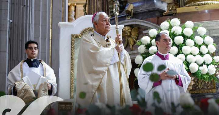 Arzobispo de Puebla consagra altar; bendice ambón y cátedra provenientes de Italia