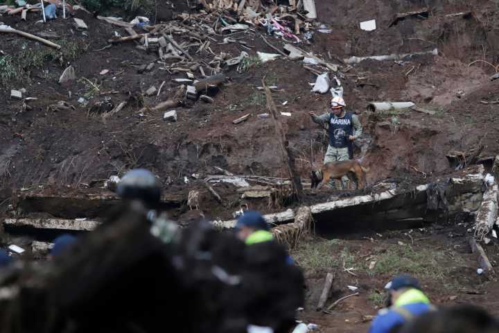 México eleva a 76 fallecidos y baja a 39 desaparecidos por lluvias intensas en 5 estados