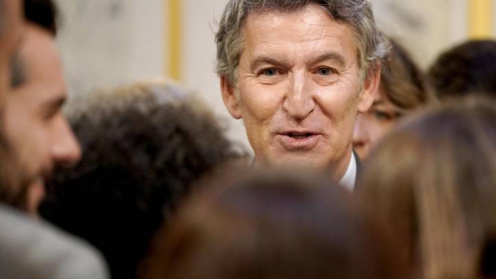Feijóo marca un discurso en favor del derecho al aborto ante la gresca Sánchez