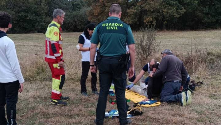 Un joven, evacuado a pie por bomberos tras sufrir una posible fractura en la Hermandad de Campoo de Suso