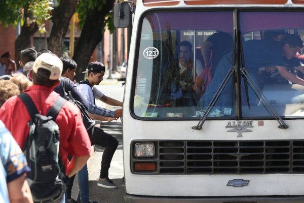 Transportistas  exigen anclaje del pasaje al dólar