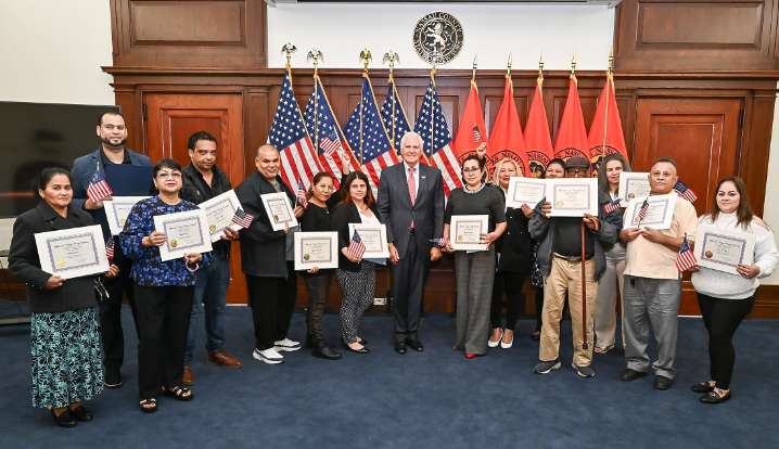 El Ejecutivo de Nassau, Bruce Blakeman, da Bienvenida a los Nuevos Ciudadanos