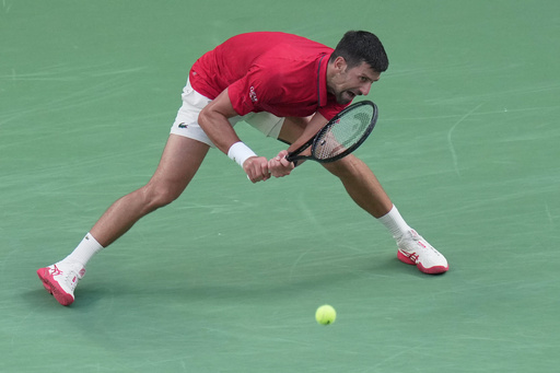 Djokovic se da de baja del Masters de París tras abandonar torneo de exhibición por lesión