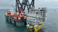 Iberdrola instala la nueva estación convertidora del megaparque eólico marino 'East Anglia 3' de Suffolk