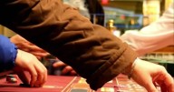 Polémica: Critican que se impida a gente con planes sociales ir a casinos