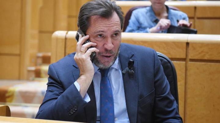 Feijóo reprocha la falta de "educación y cortesía" de Óscar Puente tras forcejear con los reporteros en el Senado