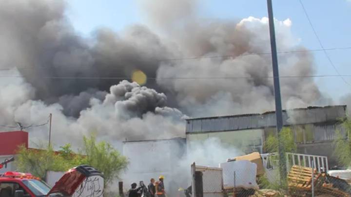 Explota negocio de pinturas en Torreón; reportan a una persona con graves quemaduras