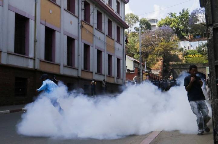 Madagascar protesters enter symbolic May 13 Square under military escort