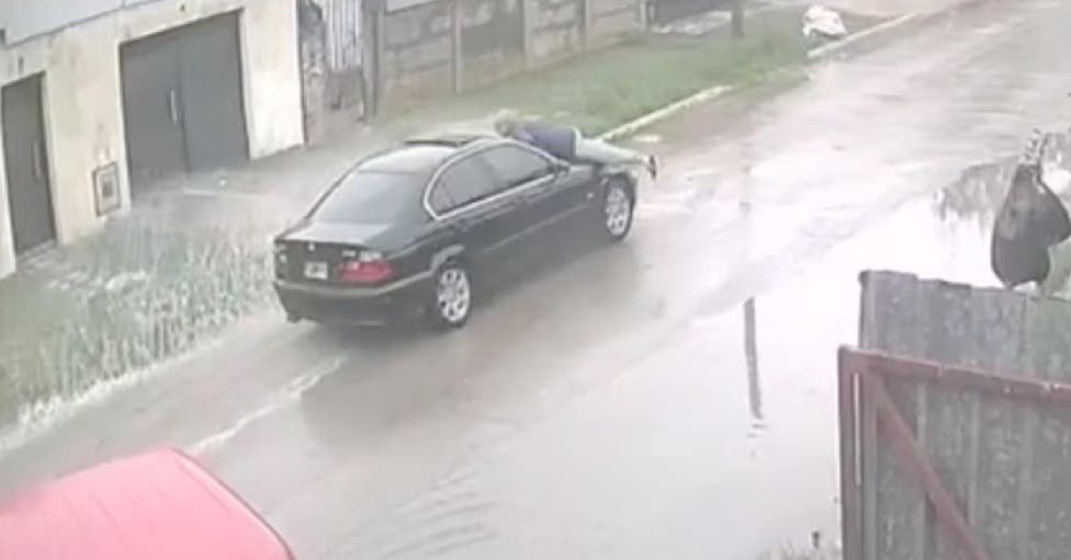 Brutal pelea en Berisso: un taxista terminó colgado del capot de otro auto tras discutir con el conductor