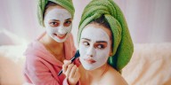 Cómo afectan las rutinas virales de belleza a la piel joven
