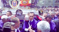 Presidente José Jerí cargó anda del Señor de los Milagros como homenaje del gobierno al Cristo Morado | VIDEO Mandatario salió de Palacio de Gobierno y cargó por unos momentos imagen del Señor de Los 