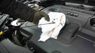 Cómo comprobar el nivel de aceite del coche