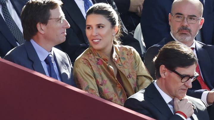 Almeida, sobre la decisión de Abascal de seguir el desfile desde la calle: "El rey está por encima de todos"