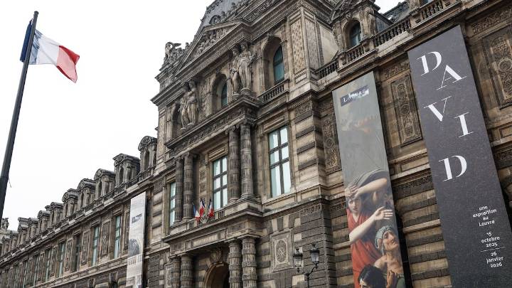 De la Mona Lisa a un hacha de batalla: todas las veces que el Louvre se ha enfrentado a robos de arte