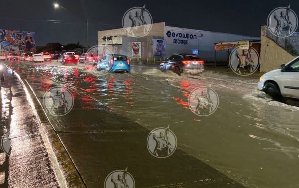 Calles encharcadas y autos varados, saldo de lluvias en Juárez