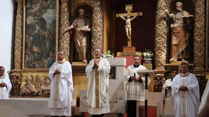 Consagra Nuncio Apostólico Catedral de Nuestra Señora de la Asunción y bendice el presbiterio