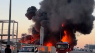 Aparatoso incendio en una antigua fábrica de plásticos en Don Benito