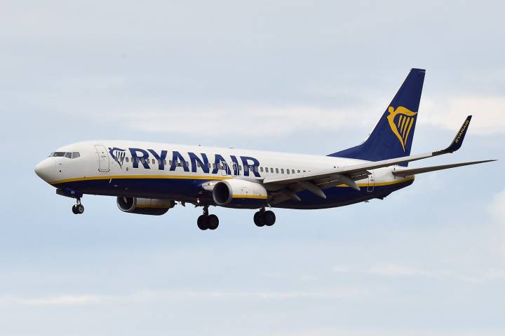 Passenger Jet with Just 6 Minutes of Fuel Remaining Makes Emergency Landing