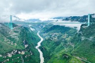 Gran Cañón de Huajiang. Así es el puente más alto del mundo: mide 625 metros y reduce de dos horas a dos minutos los traslados
